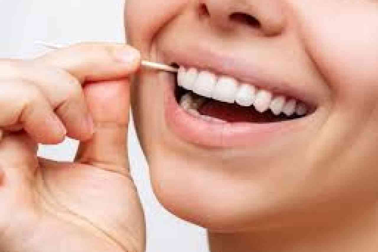 When food gets stuck: The right and wrong way to clean your teeth
