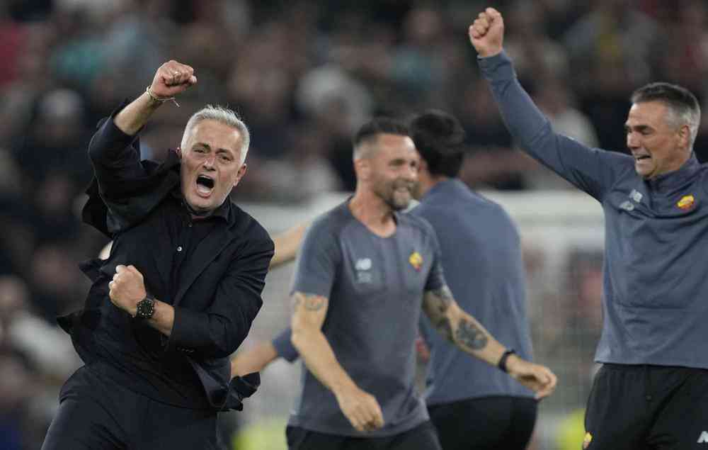 Mourinho calls and players come running to join him at Roma