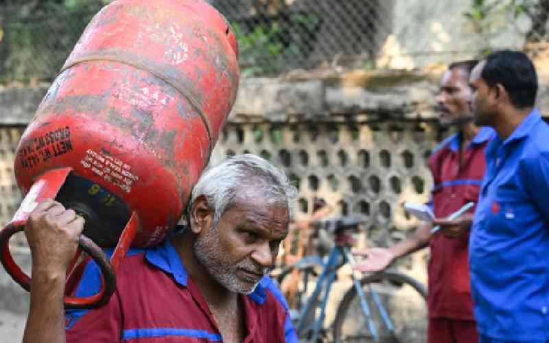 Iran Guards say will block oil exports as long as war continues