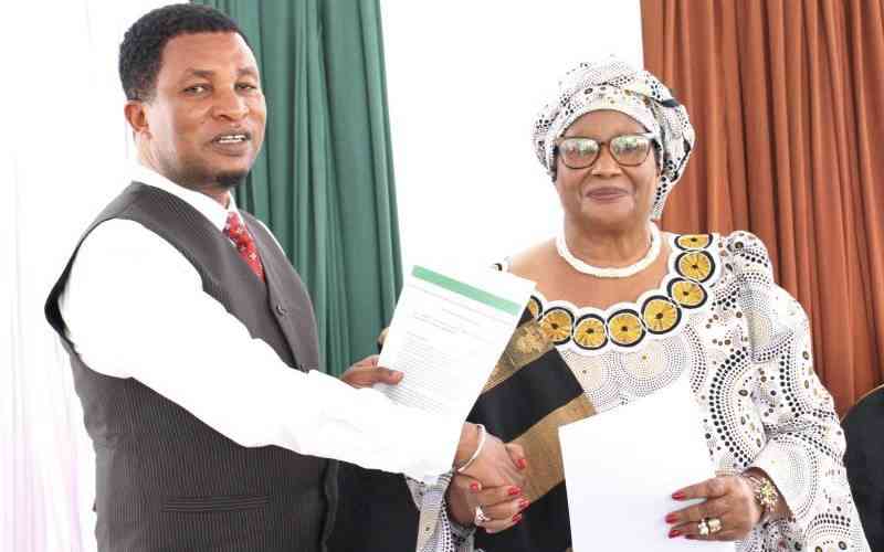 Ex-president Banda, lobby sign pact to push for climate justice
