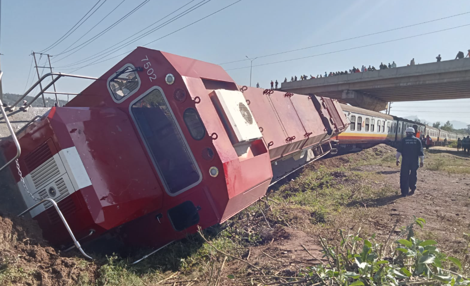 Train derails at Mamboleo, causing traffic jam on Kisumu-Kakamega Road