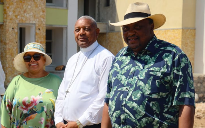 Uhuru Kenyatta, wife Margaret make rare public appearance, donate Sh1.5 million