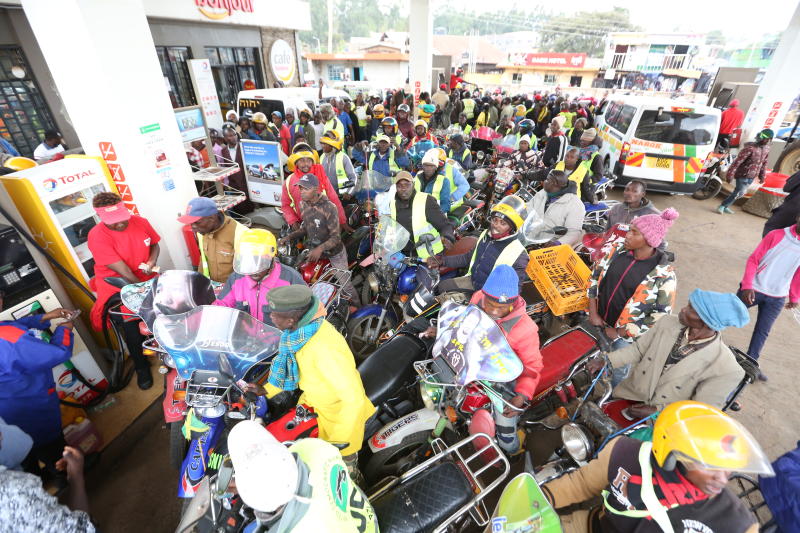Fuel shortage: Pedestrians and motorists stranded