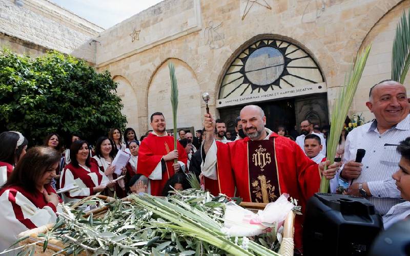 Pilgrims flock to Jerusalem after two-year break