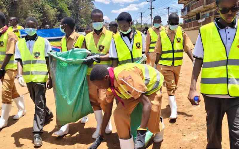 Scouts join county workers in clearing  Murang'a town drainage