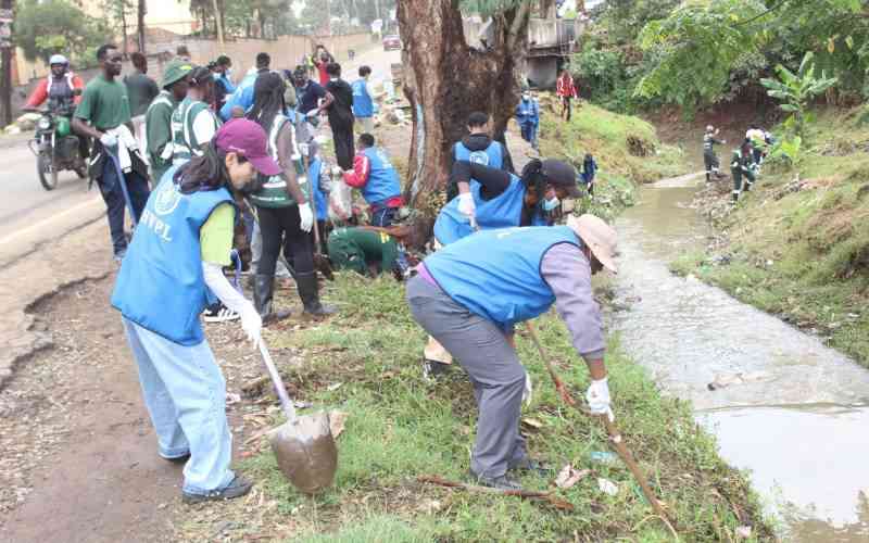 Nairobi youths tackle climate change with river cleanup