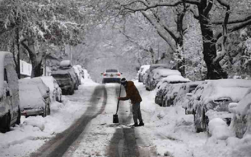 Major winter storm begins dumping snow, disrupting travel in US