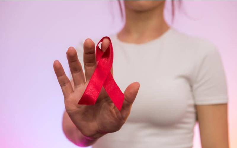 Report: Cancer strikes women earlier than men