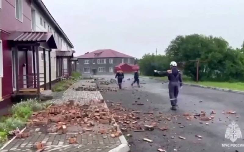 Huge quake off Russia sparks Pacific tsunamis