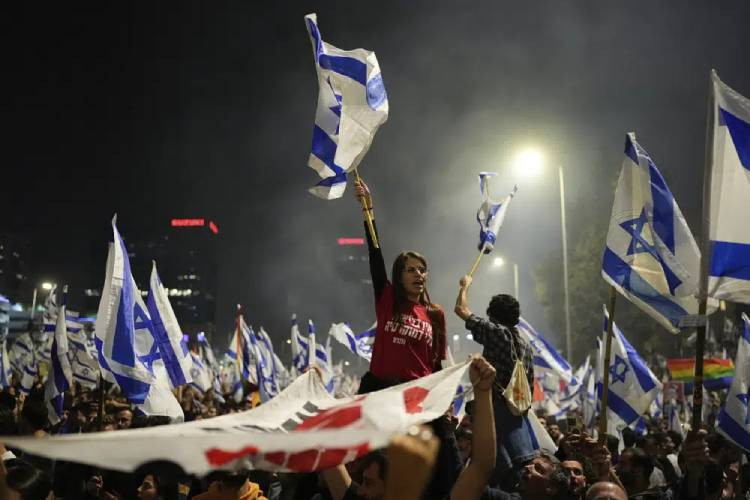 Israel's largest union launches strike over Netanyahu plans