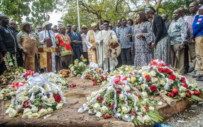 Governor Lusaka leads Bukusu elders to visit Raila's grave in Bondo