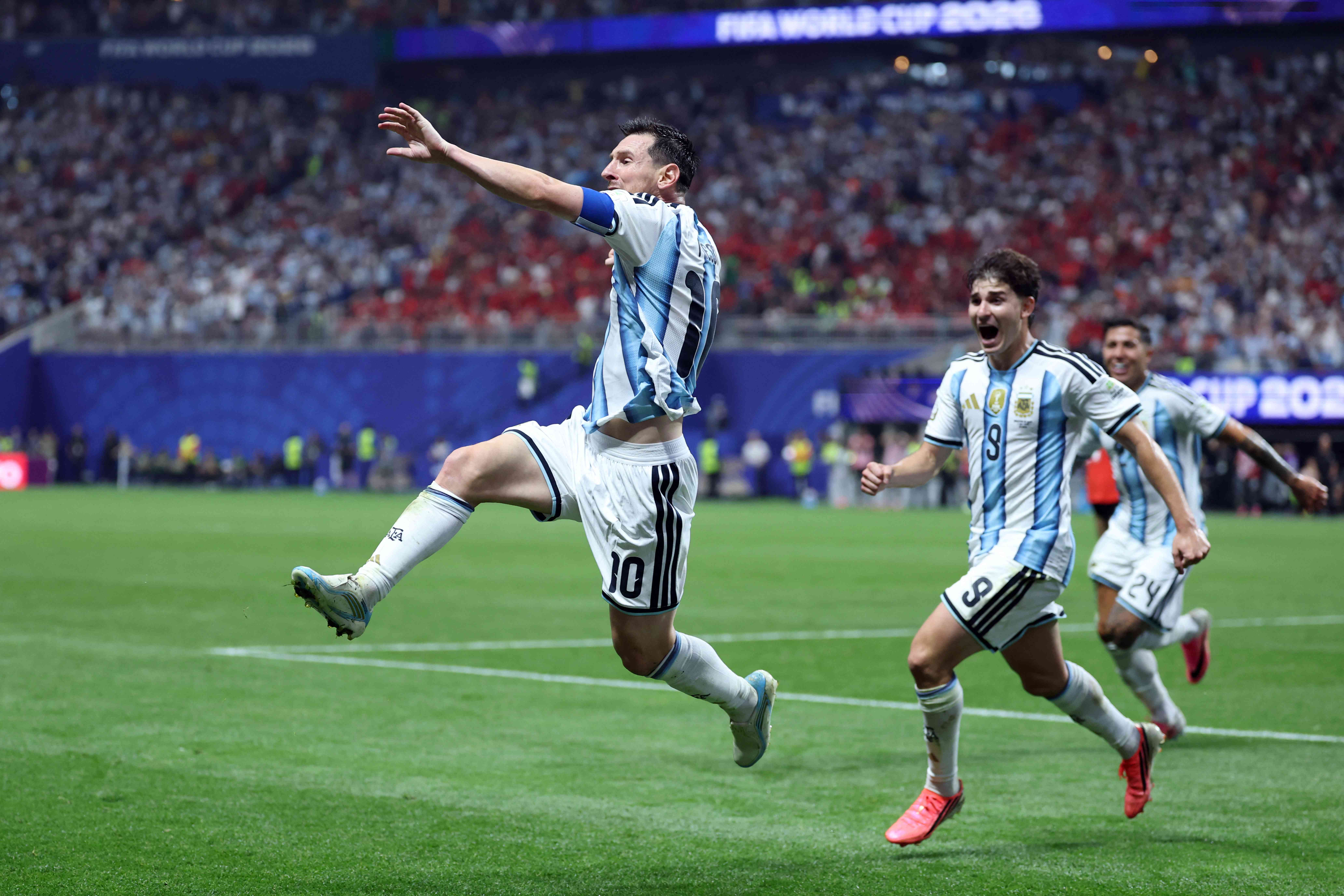 Argentina produce epic World Cup fightback to beat Egypt, reach quarters