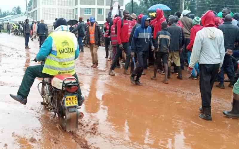 Raila forced to land in Oyugis as heavy rains pound Kisii rally venue