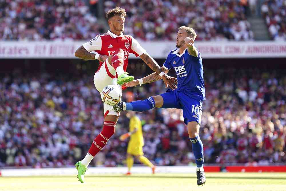 Gabriel Jesus scores 2 in Arsenal's 4-2 win over Leicester