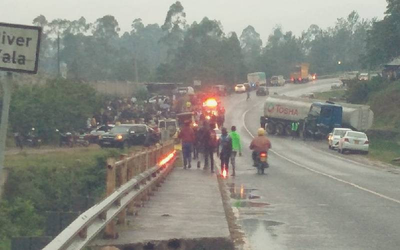 Atleast 10 killed, 20 injured in an accident on Kisumu-Kakamega