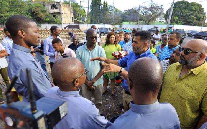Governor Nassir joins in clean-up exercise at public cemeteries