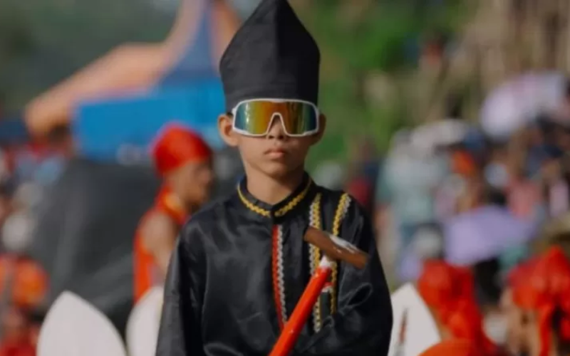 Indonesian boy made tourism ambassador 'aura farming' dance on canoe during traditional race