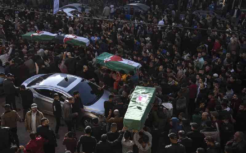Mass funeral in Gaza draws tears, rare criticism of Hamas