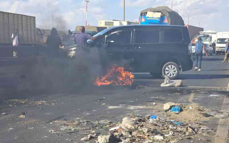 Githurai traders block Thika Superhighway over KeNHA demolition order