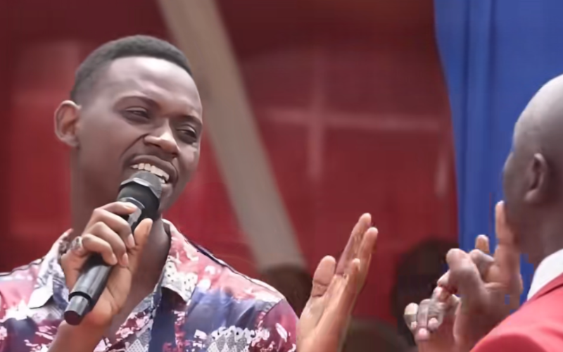 Nakuru: MC cuts short speech of bold man criticizing Ruto in daring speech