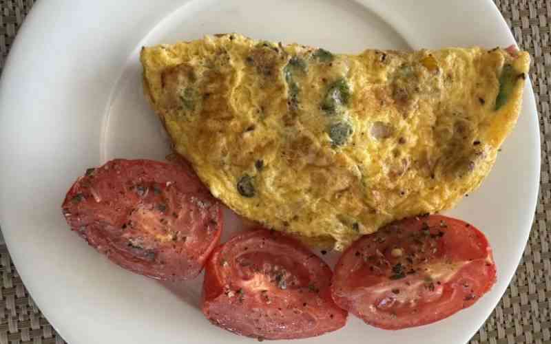 Easy recipe: Sweet pepper omelette with grilled tomatoes