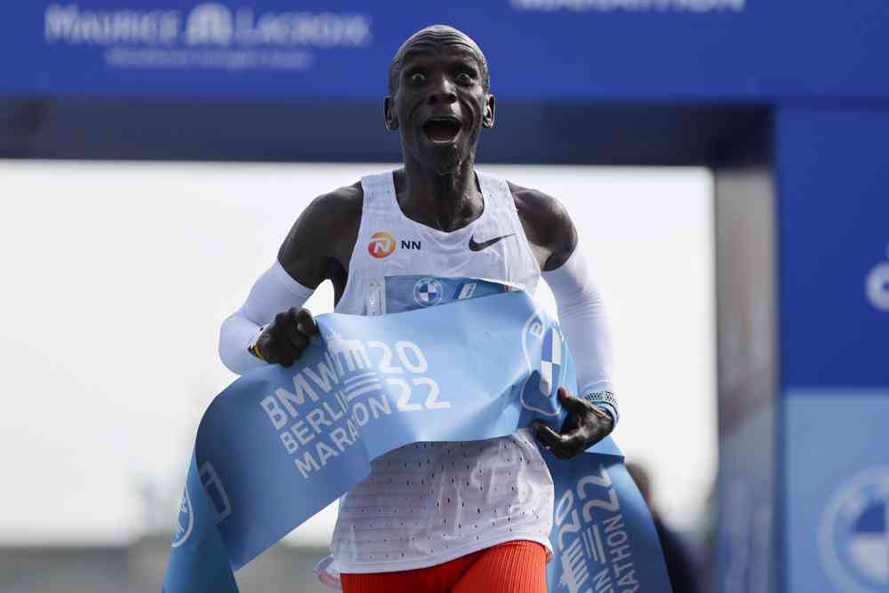 Eliud Kipchoge wins Berlin Marathon setting a new world record 2:01:09