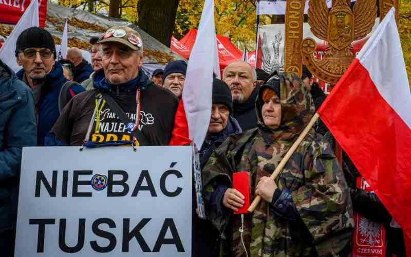 Polish president calls crisis talks after court standoff