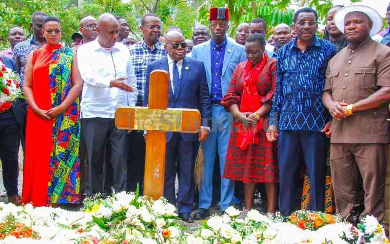 Raila's grave draws high-profile visitors, 10 days after burial (Photos)