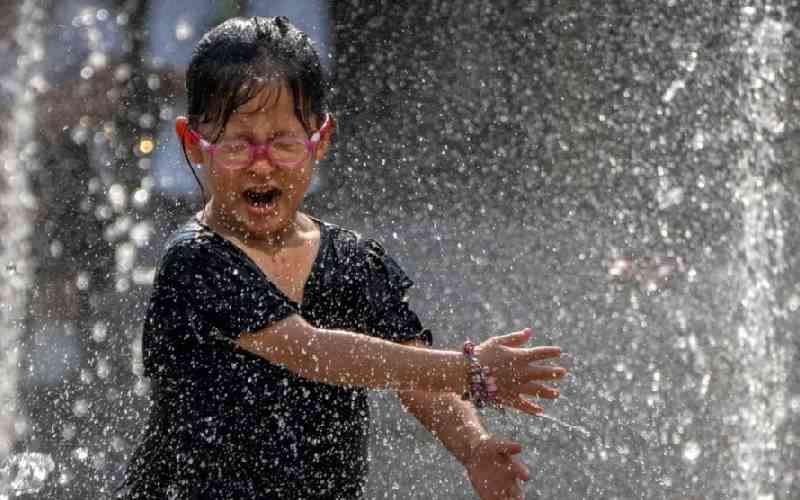 Beijing sizzles with hot weather alert at highest level