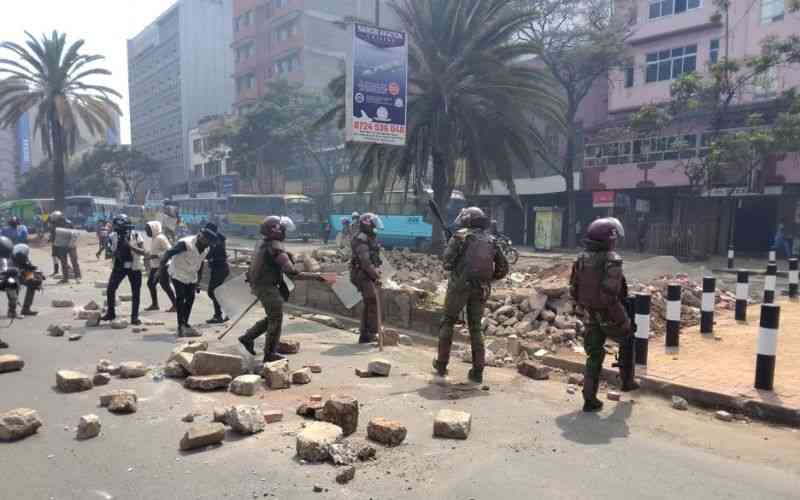 Police lob teargas at protesters in Nairobi CBD