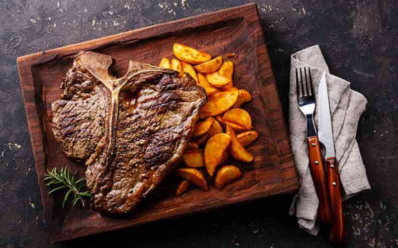 Easy recipe: T-bone steak with veggies and sliced potatoes