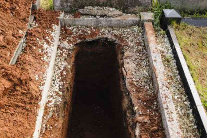 Outrage in Homa Bay as man buried without coffin over stinginess claims