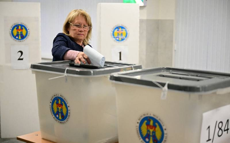 Moldovans vote in tense polls, torn between EU and Russia