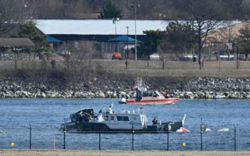 Investigators recover plane black boxes from Washington air collision