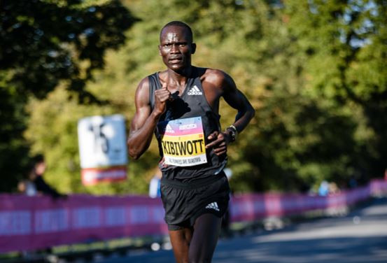 Kibiwott Kandie wins the Valencia Half Marathon in 58:11