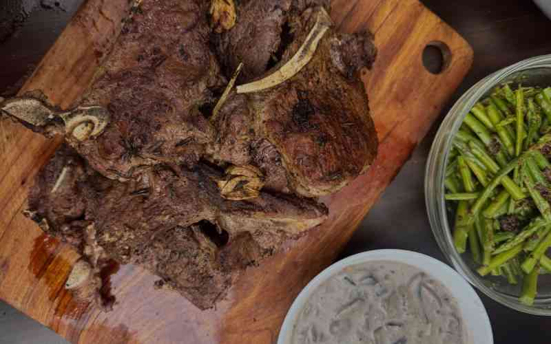 Easy recipe: T-bone steak with asparagus and mushroom sauce