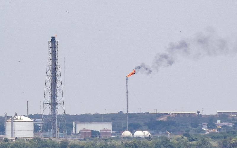 Oil extends losses as Trump flags Venezuela shipments, stocks wobble