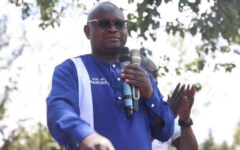 Nurses refuse to return to work until their demands are met