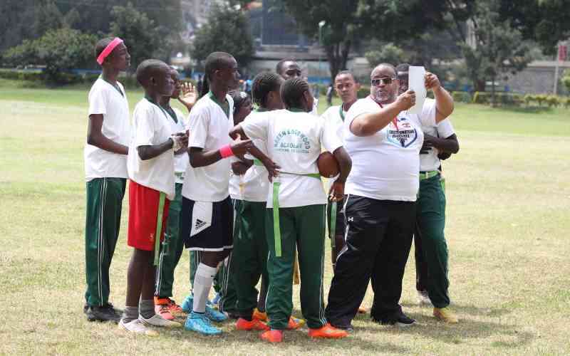 Veteran US coach Baxter trains over 100 NFL Flag players at UoN