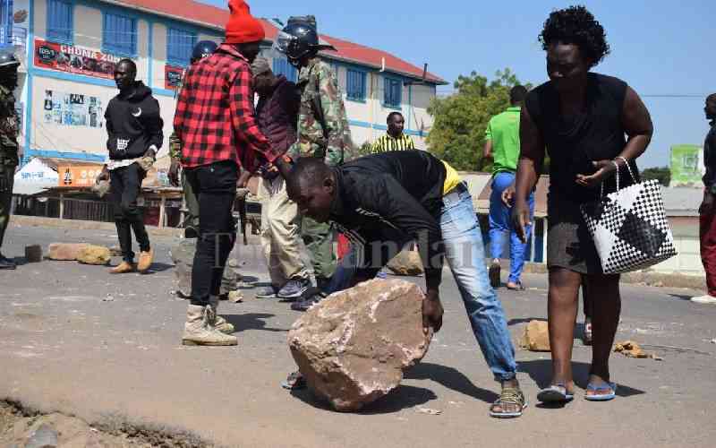 Police officer attacked by protesters in Homa Bay