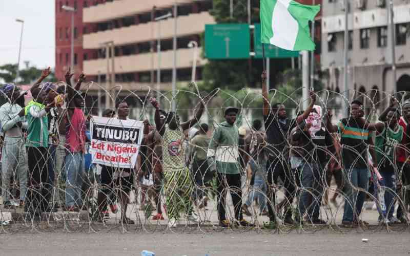 Nigeria police fire tear gas o...