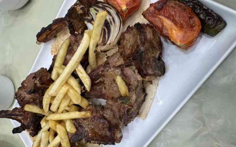 Easy recipe: Lamb chops with pan-grilled tomatoes and fries