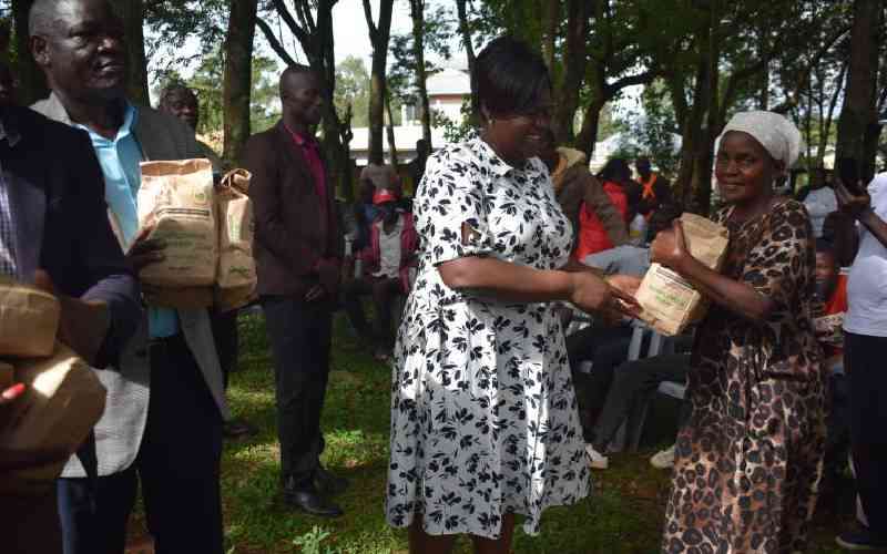 Governor Wanga distributes sunflower seeds to 7,000 farmers