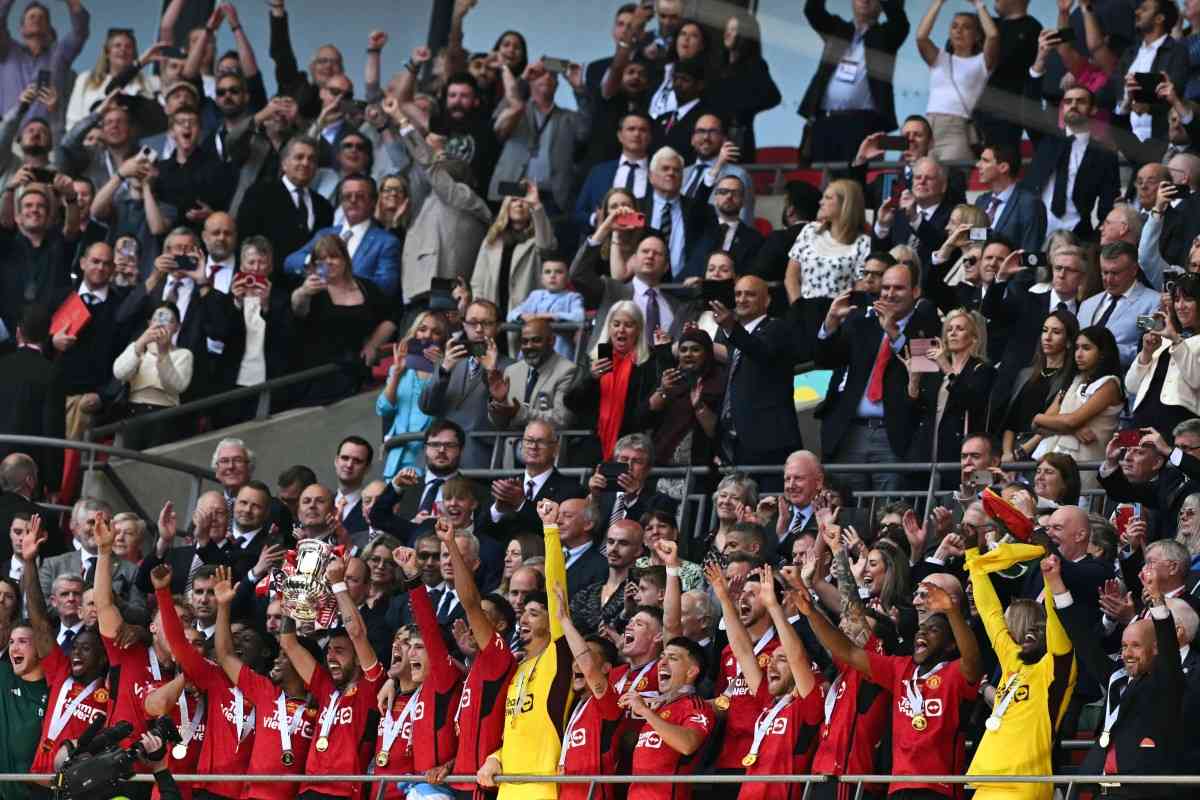 Man United stun Man City to lift FA Cup
