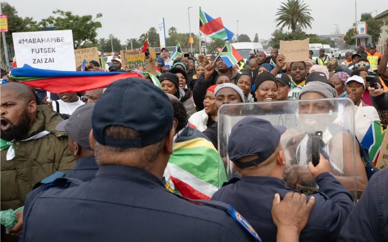 Thousands of migrants flee South Africa as deportation deadline hits
