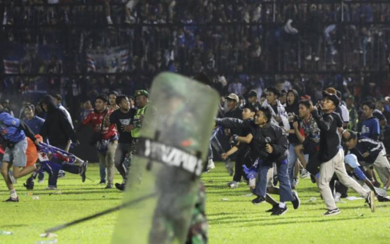 129 people dead, 180 injured during football fans' stampede in Indonesia