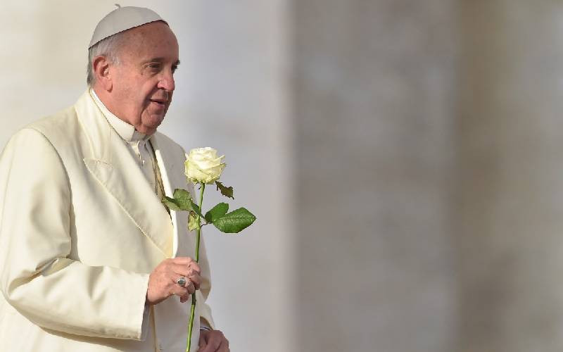 Pope begins second week in hospital, cancels Angelus prayer