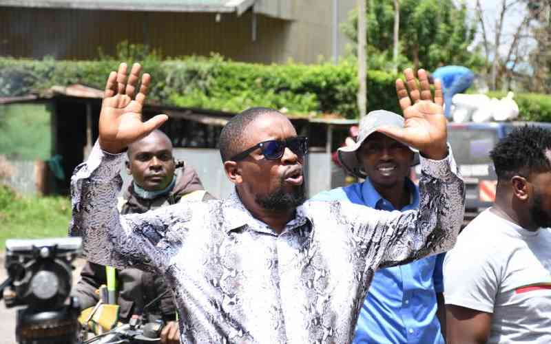 Irate wheat farmers protest de...