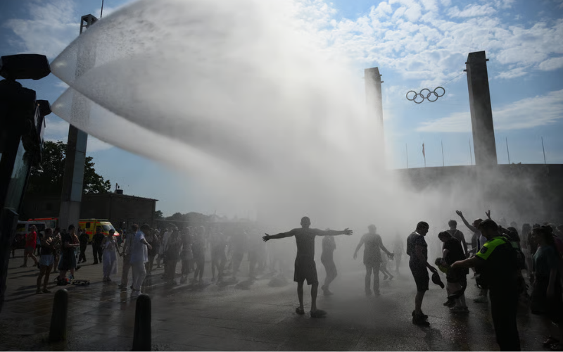 VIDEO: Berlin police deploy water cannons to cool crowds as Europe sizzles