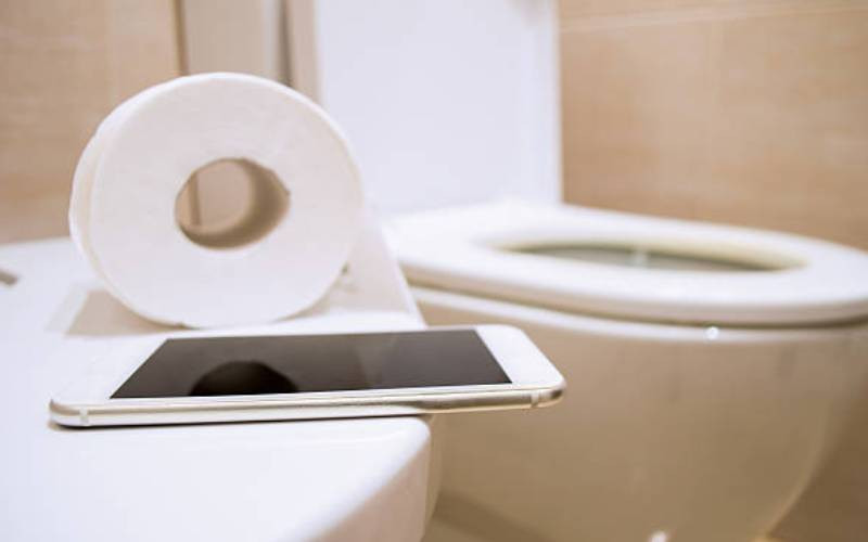 The danger that lurks when you scroll your phone in the bathroom